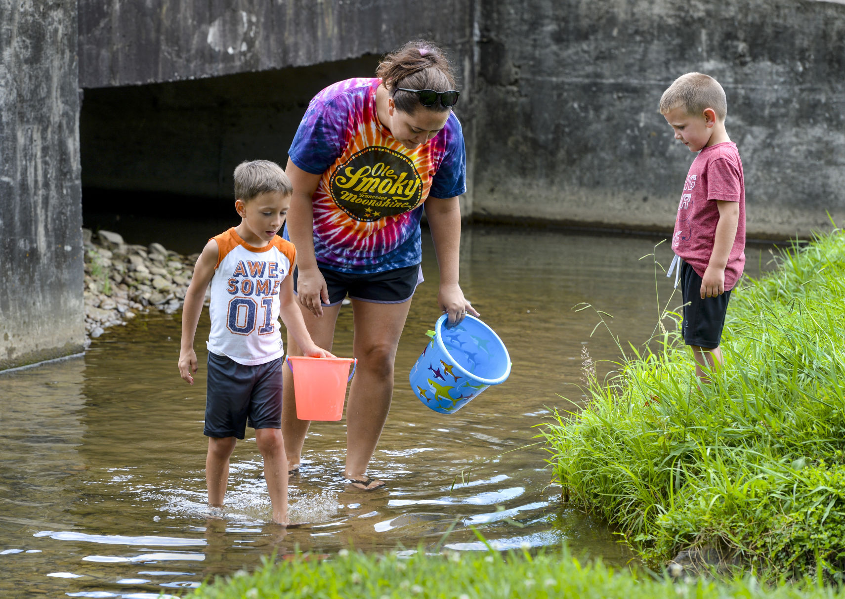 PHOTO: Catching creeky crawlies